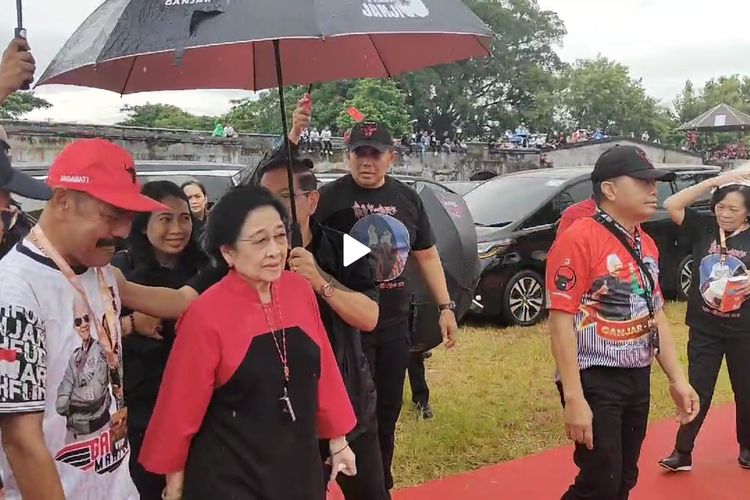 Ketua Umum PDI-P Megawati Soekarnoputri tiba di Solo untuk menghadiri kampanye akbar Ganjar-Mahfud di kota tersebut, Sabtu (10/2/2024).