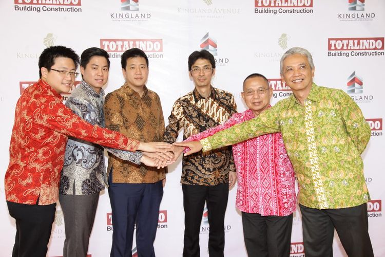 Jajaran direksi PT Hong Kong Kingland dan PT Totalindo Eka Persada Tbk berpose usai penandatanganan kerjasama konstruksi Apartemen Kingland Avenue, di Tangerang Selatan, Senin (29/4/2019). 