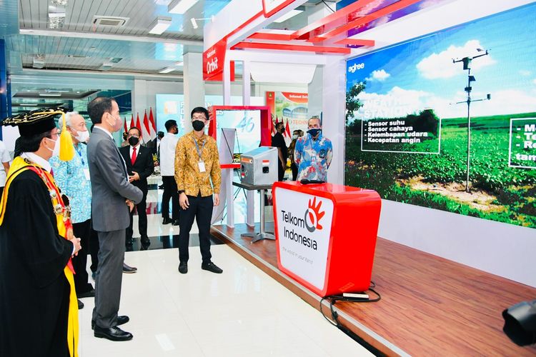 Kunjungan Presiden RI, Joko Widodo ke pameran di Solo Techno Park untuk menyaksikan berbagai produk dan layanan unggulan Telkom.
