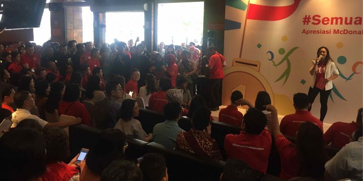 Restoran cepat saji Mcdonalds di kawasan Sarinah, Jakarta Pusat diserbu para pengunjung. Namun, keramaian tersebut dikarenakan banyak dari mereka yang ingin melihat langsung para atlet Indonesia yang telah berlaga saat Asian Games 2018, Rabu (5/9/2018). 