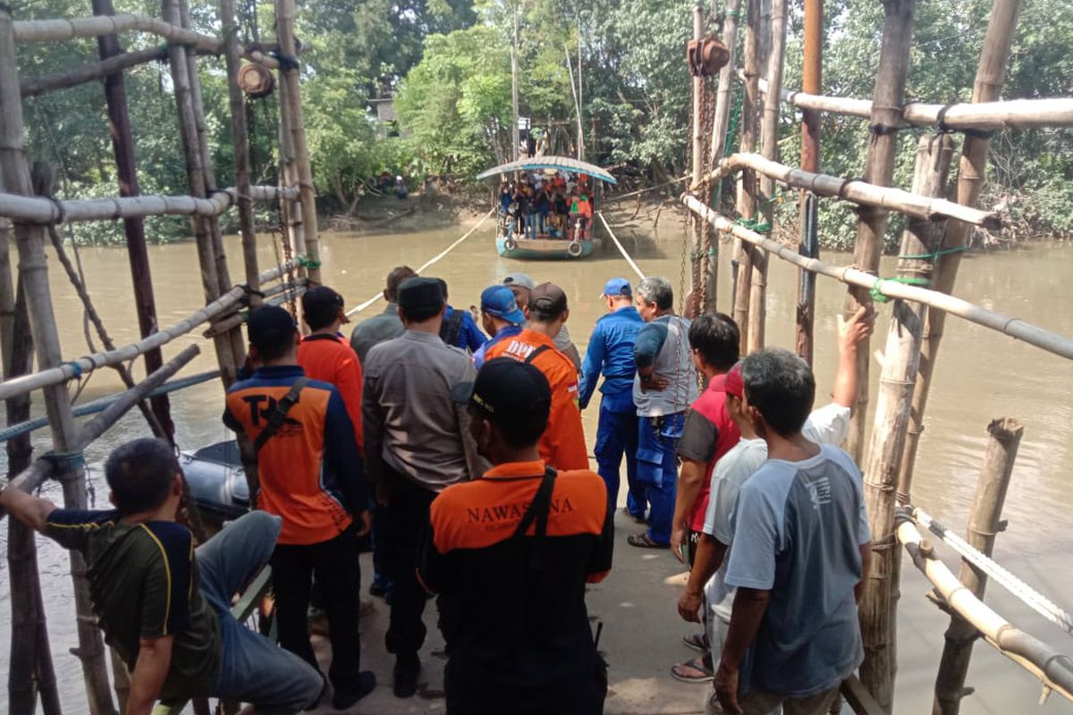 Pihak kepolisian bersama tim BPBD Gresik melakukan upaya pencarian terhadap bapak dan anak yang tercebur di sungai Kalimas, Jumat (19/4/2024).