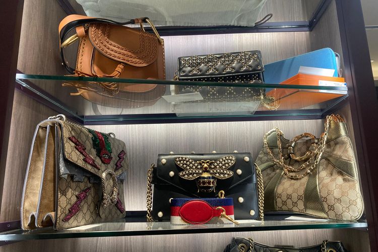 Koleksi barang preloved branded di Buds & Buttons, Jakarta Selatan, Kamis (25/9/2025).