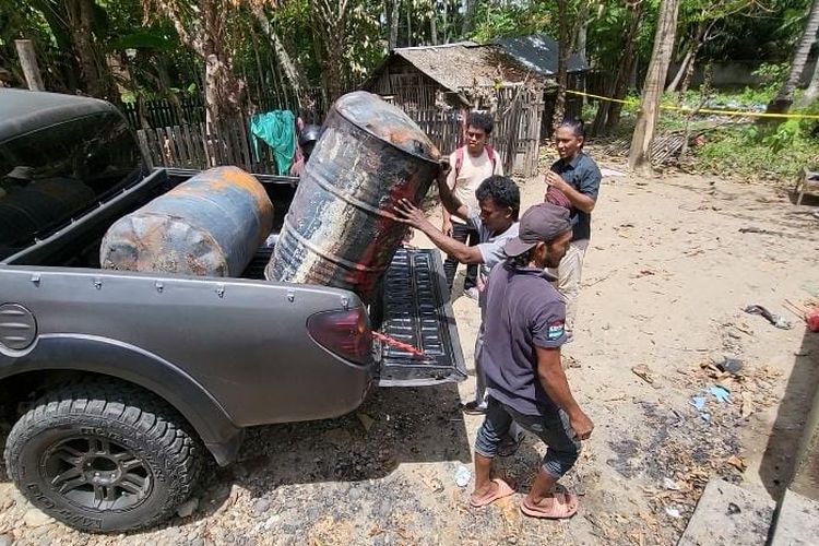 Polisi menyita drum berisi minyak oplosan di Desa Blang Crum, Kecamatan Muara Dua, Kota Lhokseumawe, Aceh, Selasa (31/5/2022)