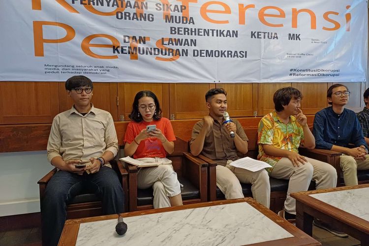Anggota Oranf Muda dari Public Virtue Research Institute (PVRI) Axel Paskalis (memegang mikrofon) saat konferensi pers di Cikini, Jakarta Pusat, Senkn (6/11/2023).