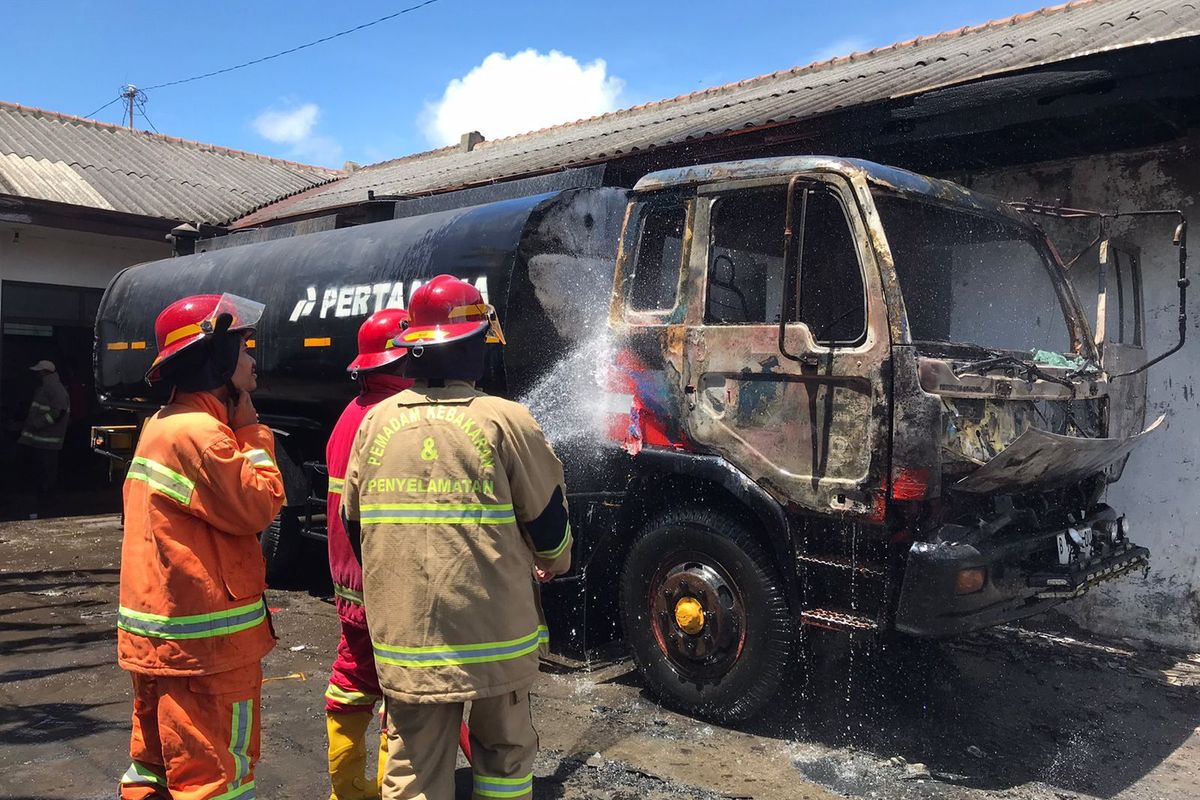 Truk Tangki Aspal Terbakar di Cilacap