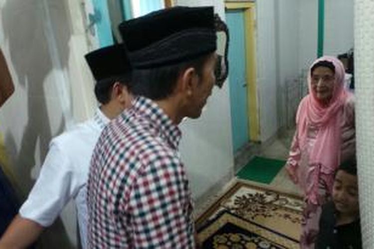 Capres Joko Widodo mengunjungi kamar di mana menjadi tempat K H Abdurrahman Wahid atau Gus Dur dilahirkan, Sabtu (28/6/2014). 