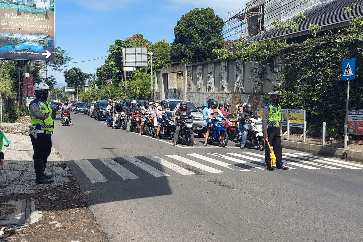 Rekayasa one way di kawasan wisata Lembang, Kabupaten Bandung Barat, Selasa (3/5/2022).