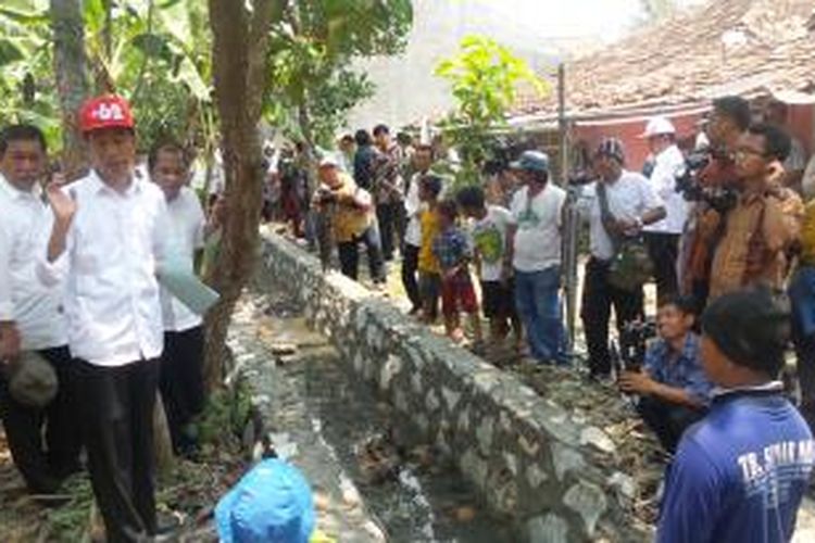 Presiden Joko Widodo saat meninjau penggunaan dana desa di Desa Pulo Pisan, Karawang, Jawa Barat, Minggu (27/9/2015).