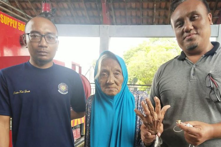 Nenek Sumiati (tengah) menunjukkan jarinya usai petugas Damkarla Gresik berhasil melepaskan cincin yang melingkar, Senin (23/1/2023).