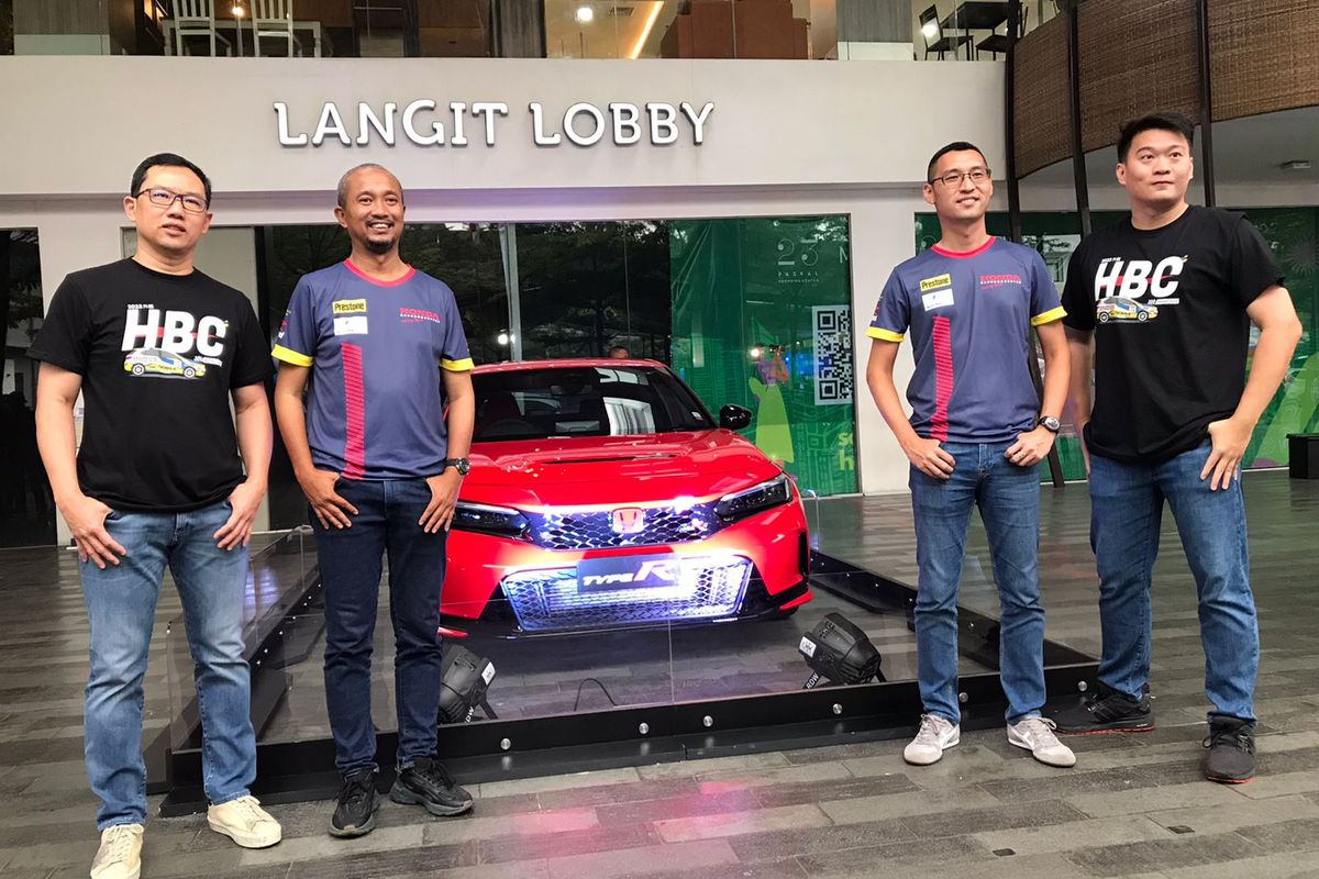 Pembalap Fitra Eri dan Pradana Adi Wilianto (tengah) siap bertemput di musim balap nasional 2023 mewakili HBC Racing Team. 