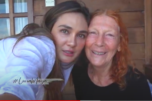 Luna Maya Hadiahkan iPad untuk Ibunya yang Berulang Tahun