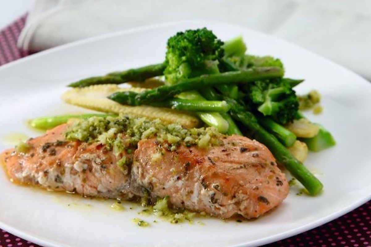 Ilustrasi steak salmon asparagus. 