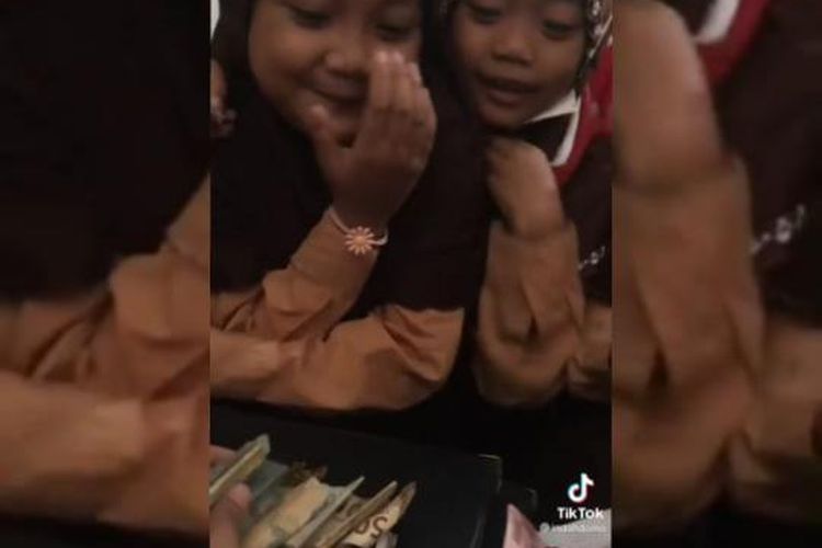 Siswa SD di Lamongan, Jawa Timur, saat memberikan menyisihkan uang jajannya untuk bantu pengobatan istri guru