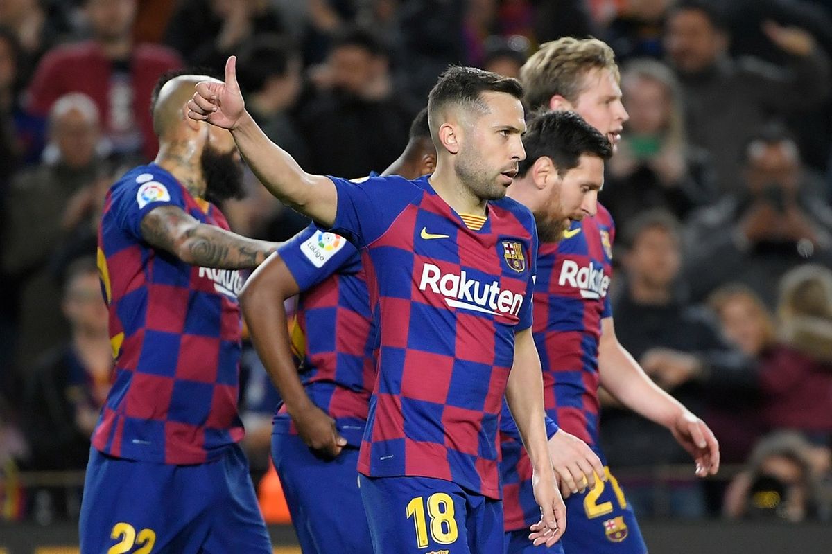 Bek Barcelona Spanyol Jordi Alba merayakan setelah mencetak gol yang dianulir selama pertandingan sepak bola liga Spanyol antara FC Barcelona dan Real Sociedad di stadion Camp Nou di Barcelona pada 7 Maret 2020.