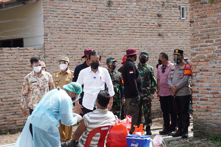 Presiden Joko Widodo didampingi Gubernur Sumatera Utara Edy Rahmayadi meninjau pelaksanaan vaksinasi door to door (pintu ke pintu) di Dusun Amal Bhakti, Desa Emplasmen Kualanamu, Kecamatan Beringin, Kabupaten Deliserdang, Kamis (16/9/2021).