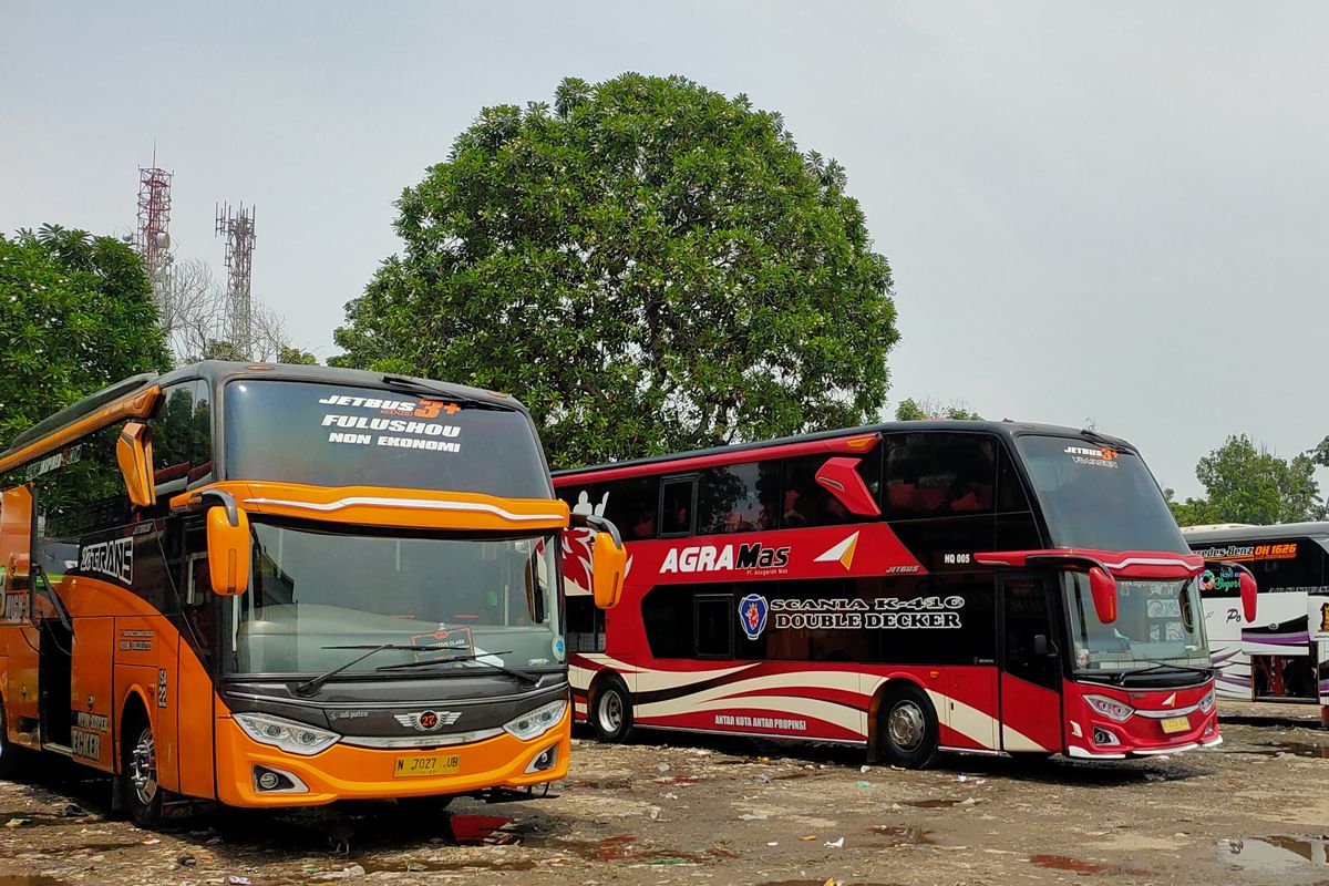 Bus AKAP di Terminal Bubulak Bogor