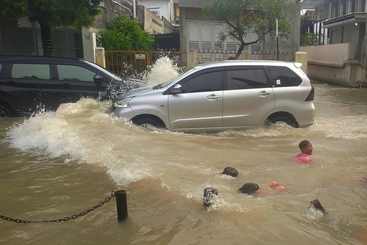 Banjir yang menerjang wilayah Kabupaten Grobogan, Jawa Tengah meluas hingga mengepung kawasan perkotaan Purwodadi, Rabu (7/2/2024).