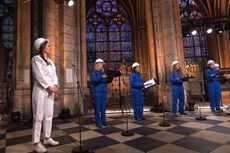 Tampil di Gereja Notre Dame Pasca Kebakaran, Anggota Paduan Suara Pakai Helm Pelindung