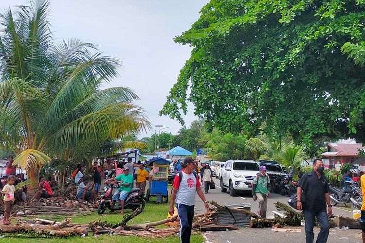 Warga Desa Kamariang, Kecamatan Kairatu, Kabupaten Seram Bagian Barat, Maluku memprotes Pilkades serentak dengan cara memblokade jalan Lintas Pulau Seram yang menghubungkan tiga kabupaten di wilayah tersebut, Kamis (14/10/2021)