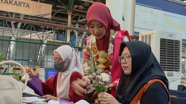 Peringati Hari Kartini, Penumpang di Stasiun Tugu Diajak Ikut Kelas Merangkai Bunga