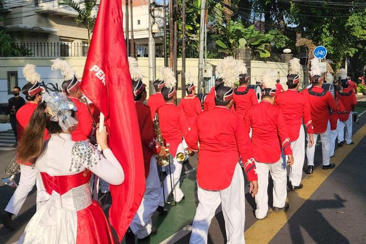 Iringan pawai budaya dari PDI-P untuk mengantar sebagai partai politik peserta Pemilu 2024, di sepanjang Jalan Diponegoro hingga Jalan Imam Bonjol, Jakarta Pusat, Senin (1/8/2022).