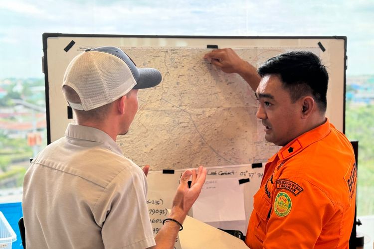 Basarnas Tarakan Kaltara saat melakukan plotting kawasan diduga lokasi hilangnya pesawat pilatus pengangkut Sembako untuk warga perbatasan RI Malaysia di Binuang Krayan Nunukan.