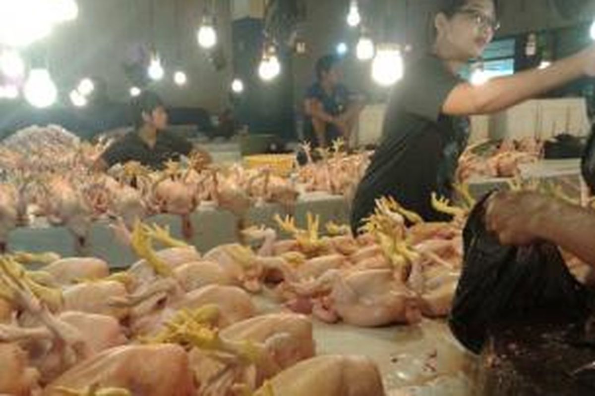 Ilustrasi: Hari pertama puasa, pedagang ayam potong di pasar tradisional Kendari menunrunkan harga. Karena sepi pembeli, setelah H-1 Ramadhan permintaan konsumen meningkat.   