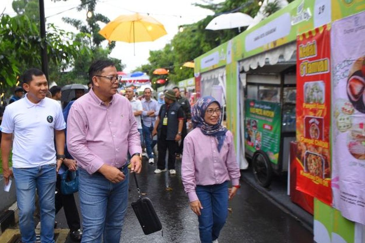 PJ Wali Kota Sukabumi Kusmana Hartadji bersama Kapolres Sukabumi Kota AKBP Ari Setyawan Wibowo saat meninjau salah satu stand UMKM di UMKM Culinary Night yang diselenggarakan Dago, Jalan Ir H Djuanda, Kecamatan Cikole, Kota Sukabumi, Jabar. 
