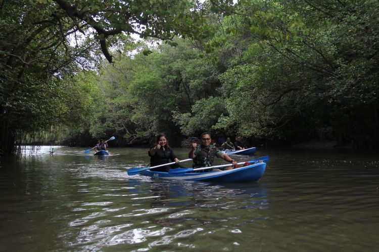 Kodim 1611 Badung menyisir kawasan mangrove Badung, Bali.