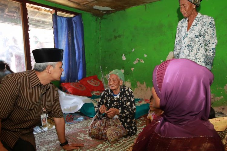 Gubernur Jawa Tengah Ganjar Pranowo mengunjungi rumah Mbah Samroh (70), warga Desa Purworejo, Kecamatan Bonang, Kabupaten Demak. Ganjar datang sambil membawa oleh-oleh berupa bantuan renovasi Rumah Tidak Layak Huni (RTLH) kepada Mbah Samroh