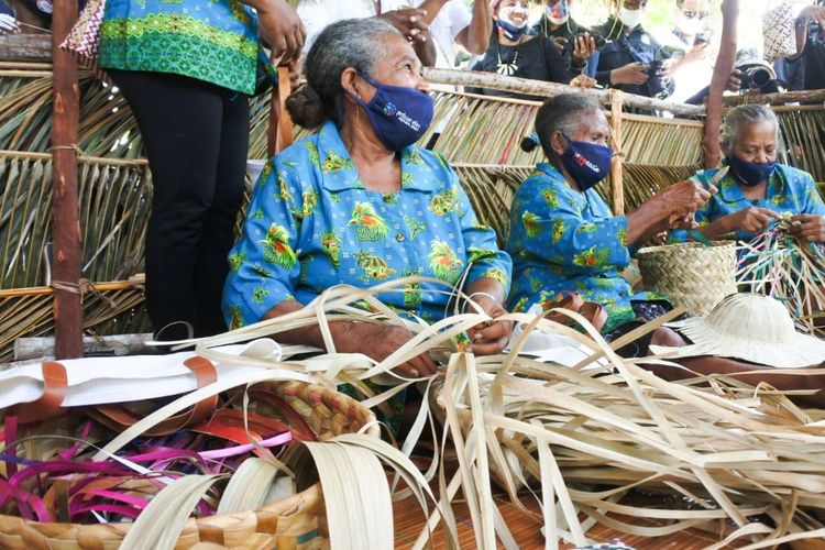 Perajin anyaman di Desa Wisata Arborek, Papua Barat, Rabu (27/10/2021).