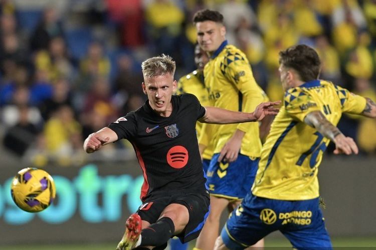 Dani Olmo ketika mencetak gol dalam laga Liga Spanyol 2024-2025 antara Las Palmas vs Barcelona di Stadion Gran Canaria, 22 Februari 2025. (Photo by MANAURE QUINTERO / AFP)