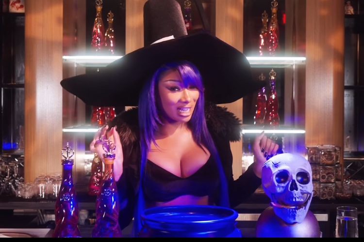 Gaya selebritas di Halloween 2025 jadi sorotan, dari Megan Thee Stallion penyihir hingga Victoria Justice pengantin zombie yang spooky chic.