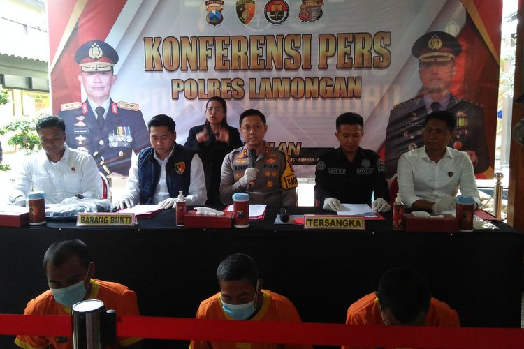 Kapolres Lamongan AKBP Bobby Adimas Condro Putra (tengah), saat rilis ungkap kasus pencurian dengan pemberatan di Mapolres Lamongan, Jawa Timur, Senin (29/1/2024).