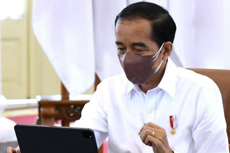 Presiden Joko Widodo melaporkan Surat Pemberitahuan (SPT) Tahunan Pajak Penghasilan (PPh) melalui aplikasi daring e-filing di Istana Kepresidenan Bogor, Jawa Barat, pada Jumat (4/3/2022).