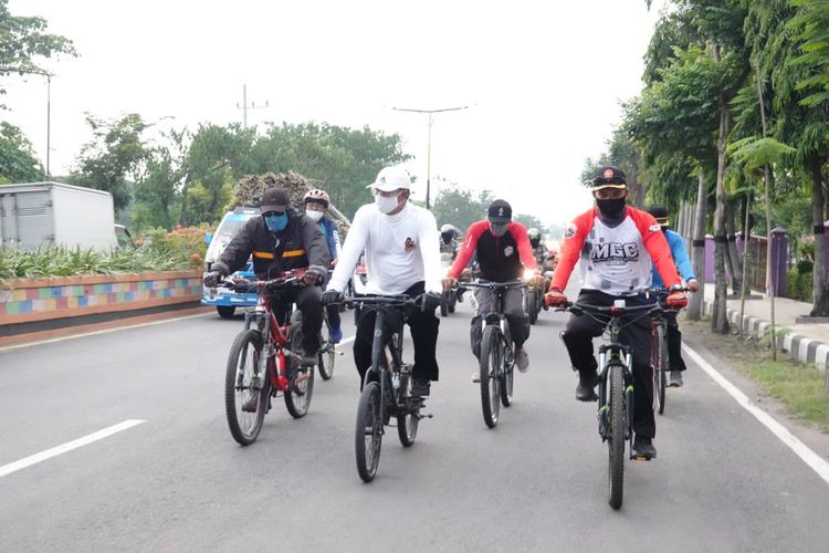 Wali Kota Madiun, Maidi sore hari bersepeda keliling dari kelurahan ke kelurahan untuk membagikan langsung bantuan sembako kepada warga yang terdampak Covid-19 di Kota Madiun, Jawa Timur. 