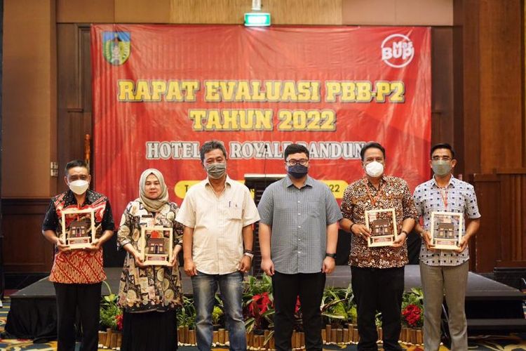 Bupati Kediri memberikan apresiasi kepada empat kecamatan di Kabupaten Kediri yang mencapai pokok ketetapan pajak 2022