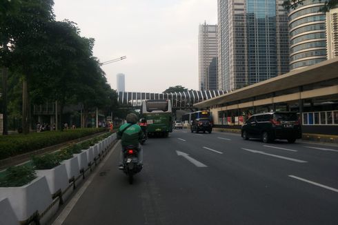 Sabtu Sore, Jalan Sudirman Dekat Kompleks GBK Ramai Lancar