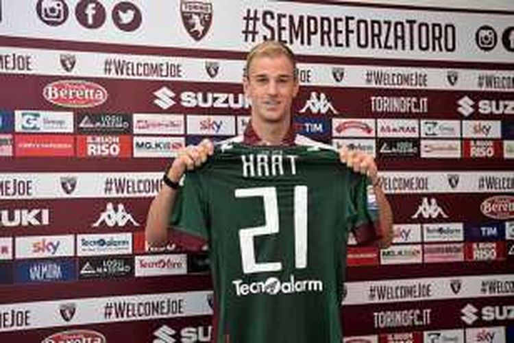Joe Hart menjalani sesi perkenalan sebagai pemain baru Torino, Jumat (16/9/2016)