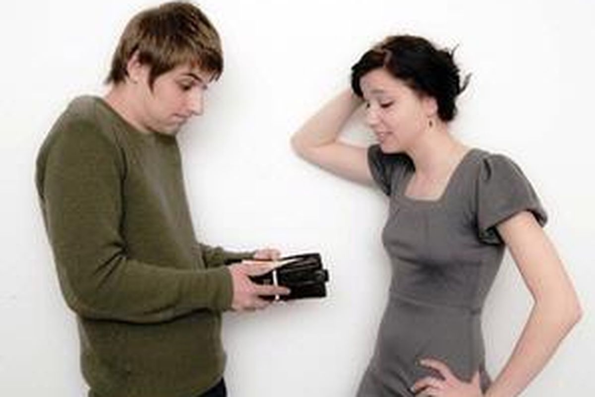 Setelah menikah, mengapa pengeluaran jadi lebih banyak, dan jadi sulit menabung, ya?