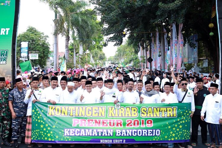 Sepuluh ribu santri Banyuwangi mengikuti kirab dalam rangka Hari Santri Nasional (HSN) 2019 dengan rute Pemda Banyuwangi hingga Taman Blambangan, Banyuwangi, Jawa Timur, Selasa  (22/10/2019).