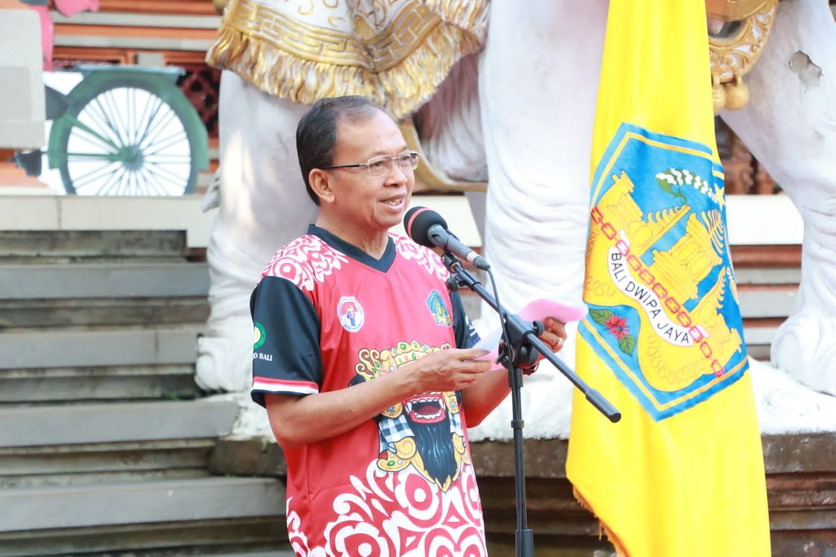 Gubernur Bali Wayan Koster saat melepas 397 Kontingen  Komite Olahraga Rekreasi Masyarakat Indonesia (KORMI) Bali  menuju Festival Olahraga Rekreasi Nasional (FORNAS) VII Bandung, Jawa Barat pada, Senin di  halaman Jaya Sabha, Denpasar, Bali. /Dok. Humas Pemprov