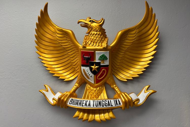Pada bagian dada lambang negara Garuda Pancasila terdapat perisai yang tersusun dari lambang kelima Pancasila, berikut adalah artinya.
