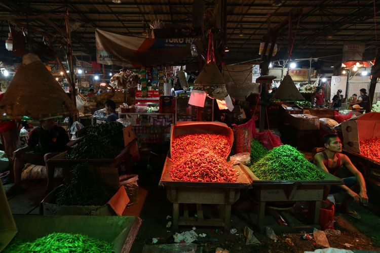 Suasana lapak penjual cabai rawit merah di Pasar Induk Kramat Jati, Jakarta, Selasa (28/6/2022). Kenaikan harga cabai rawit merah di Jakarta tembus Rp 130.000 per kilogram.