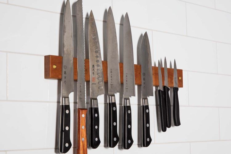 Ilustrasi menyimpan pisau dapur menggunakan magnet dinding.