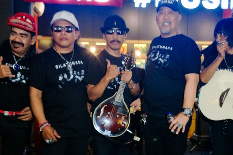 Artis komedi Indro Warkop DKI bersama grup band jenaka OM PMR (Orkes Moral Pengantar Minum Racun) saat jumpa pers di Toko Musik Bagus, Cilandak Town Square, Jakarta Selatan, Selasa (18/12/2018). 