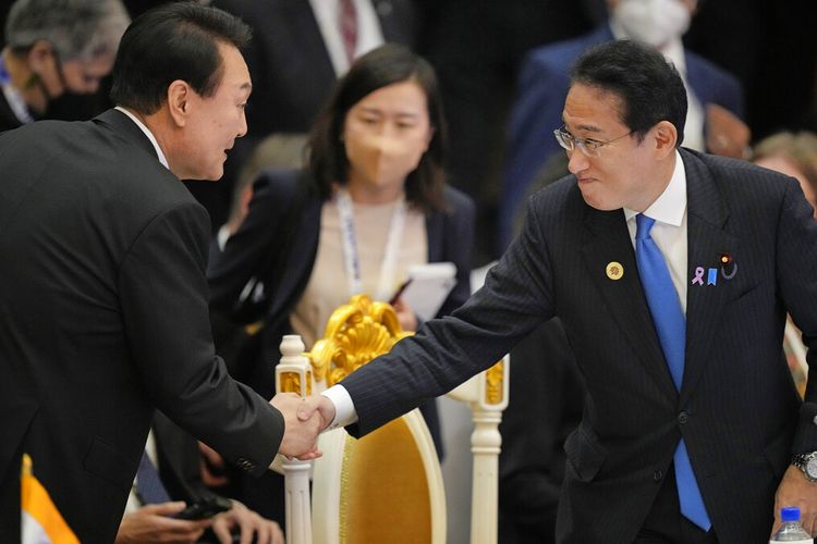 Perdana Menteri Jepang Fumio Kishida, kanan, berjabat tangan dengan Presiden Korea Selatan Yoon Suk Yeol selama KTT ASEAN - Asia Timur di Phnom Penh, Kamboja, Kamboja, Minggu, 13 November 2022.