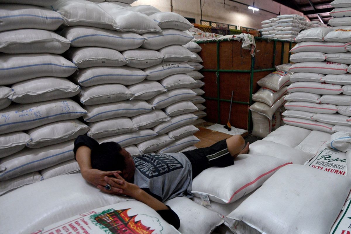 ILustrasi: Pekerja beristirahat di atas tumpukan karung beras di Pasar Induk Beras Cipinang, Jakarta Timur, Jumat (19/1/2018). Pemerintah bakal mengimpor beras sebanyak 1 juta ton tahun 2021.
