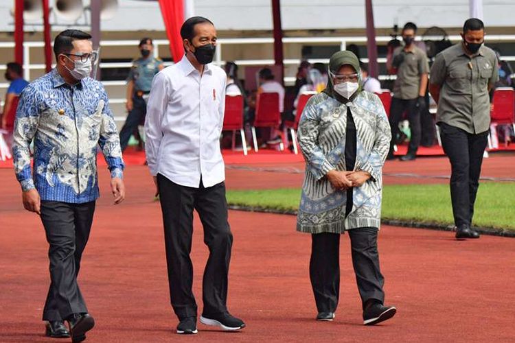 President Joko Widodo (2nd left) inspect a mass Covid-19 vaccination in Pakansari Stadium in Bogor Regency, West Java province on Thursday (17/6/2021)