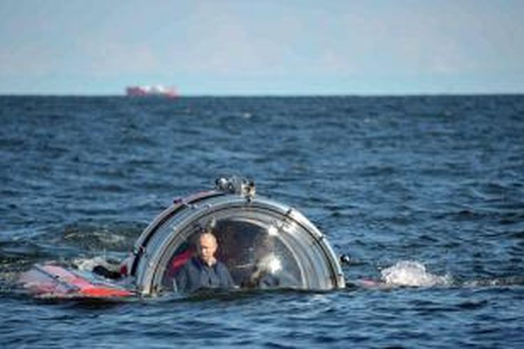 Presiden Rusia Vladimir Putin menggunakan kapal selam mini menyelam di Teluk Finlandia untuk melihat sisa-sisa kapal perang Rusia yang tenggelam di perairan itu.